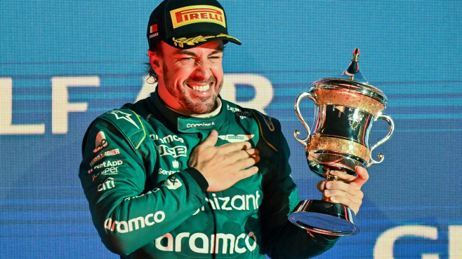 Alonso: Podium w Bahrajnie „idealny start” dla projektu Aston Martin, opowiadając o swoich niesamowitych ruchach na Hamiltonie i Sainzie