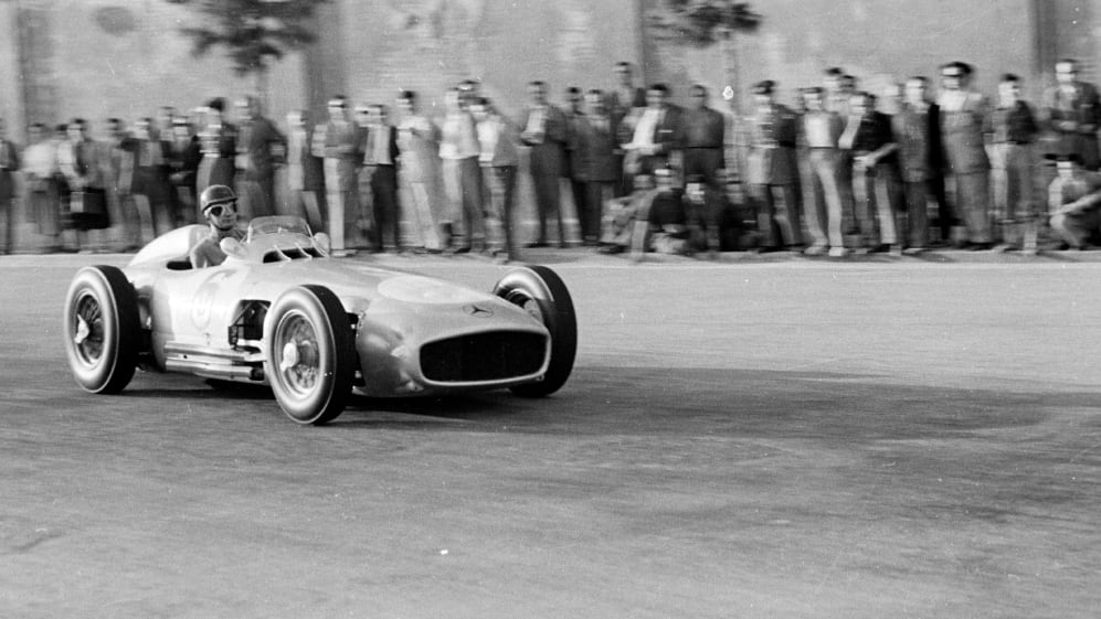 Hans Hermann za kierownicą Mercedesa W196 w 1954r. na torze Pedralbes podczas GP Hiszpanii