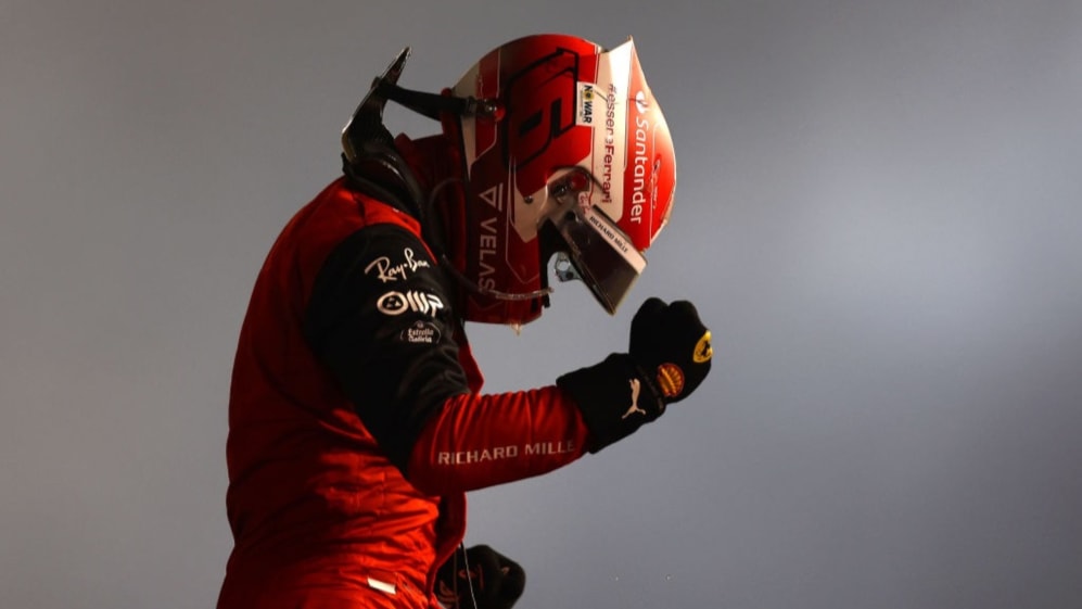 BAHREIN, BAHREIN - 20 DE MARZO: El ganador de la carrera Charles Leclerc de Mónaco y Ferrari celebran en el parque cerrado durante el Gran Premio de F1 de Bahrein en el Circuito Internacional de Bahrein el 20 de marzo de 2022 en Bahrein, Bahrein.  (Foto de Lars Baron/Getty Images)