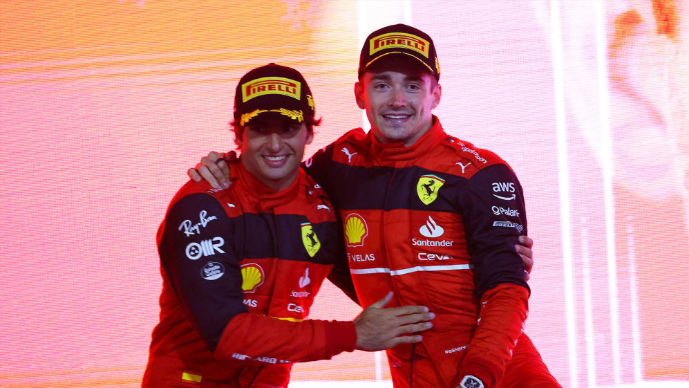 Charles Leclerc y Carlos Sainz Abrazados en el Podio del Gran Premio de Bahréin 2022 Fórmula 1