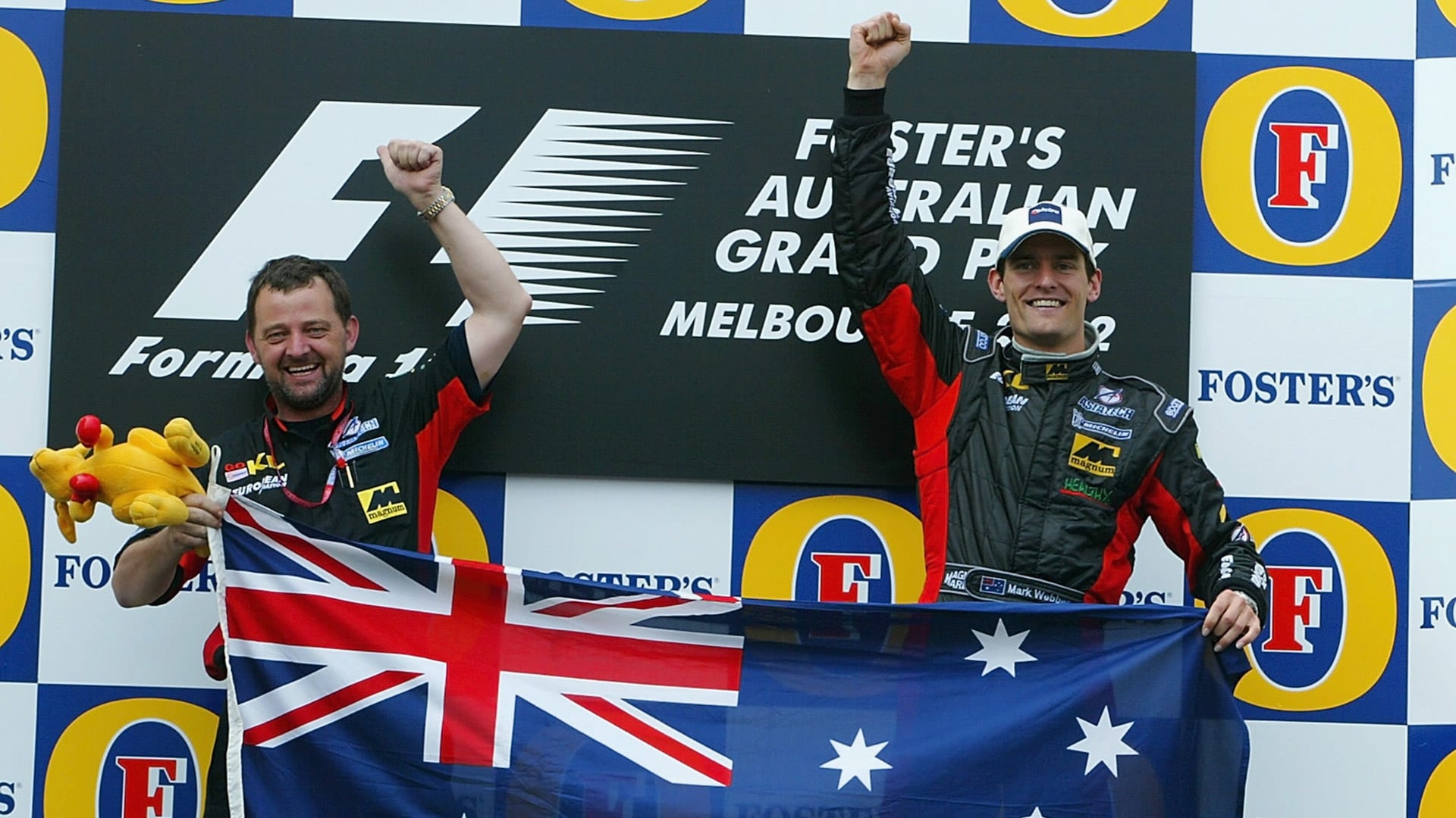 Mark Webber sur le podium en Australie, l'une des belles histoires de la Formule 1. L'Australien, à domicile, a su éviter les embuches d'une course à rebondissements pour se classer cinquième de la manche en 2002.