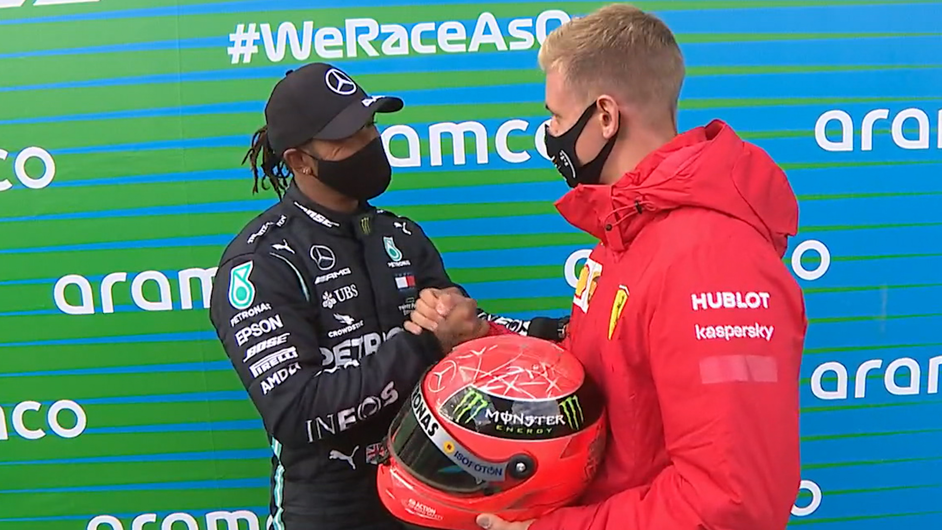 MUST-SEE: Mick Schumacher presents Hamilton with one of his father's helmets  as Brit equals Michael's win tally | Formula 1®